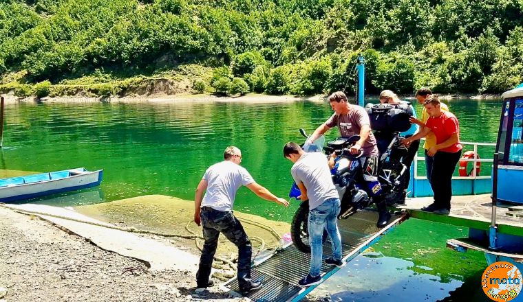 StauSee in Albanien es gibt 3 verschiedene Fähren (das ist die kleine)